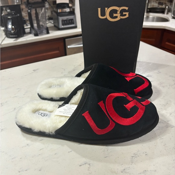 UGG Men's Scuff Logo Slipper 100% Authentic Black/Red - Picture 2 of 7